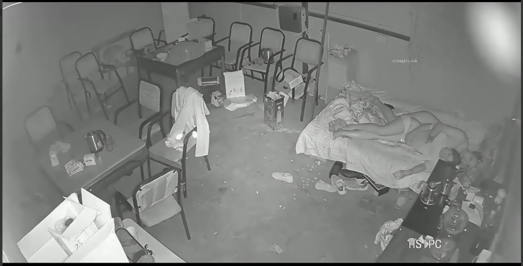 黑客破解网络摄象头愉拍麻将馆老板晚上留下两个欠了不少赌债的好赌少妇3P肉偿