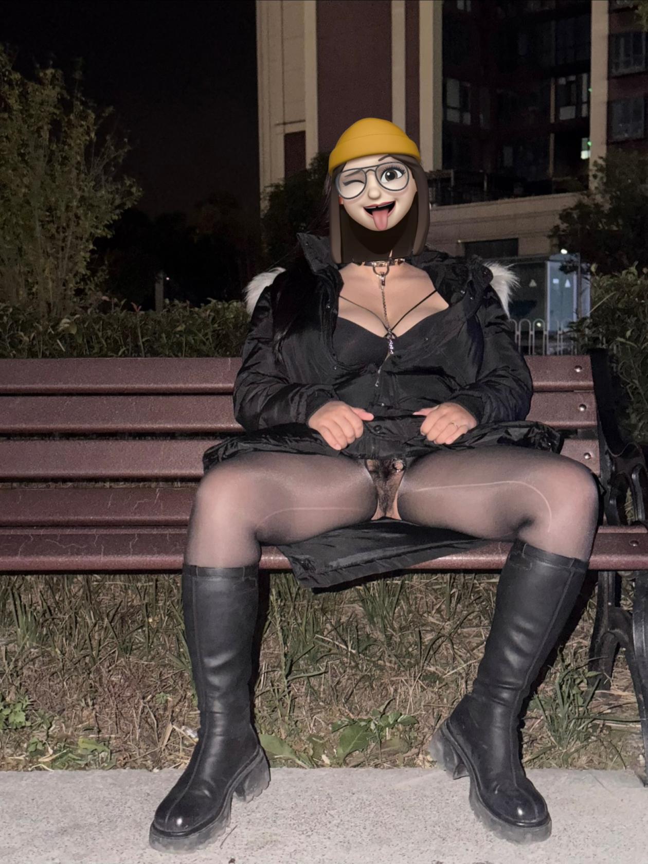 全裸黑丝巨乳母狗深夜露出