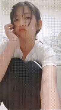 小妹不学好00后的小妹妹玩的就是一个开放 给哥哥们看粉嫩无毛小嫩逼 偷偷紫薇