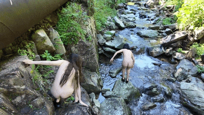 美女下乡送福利，双人游山玩水，大叔正在抓鱼，两个裸女把他吓惨了，刺激！