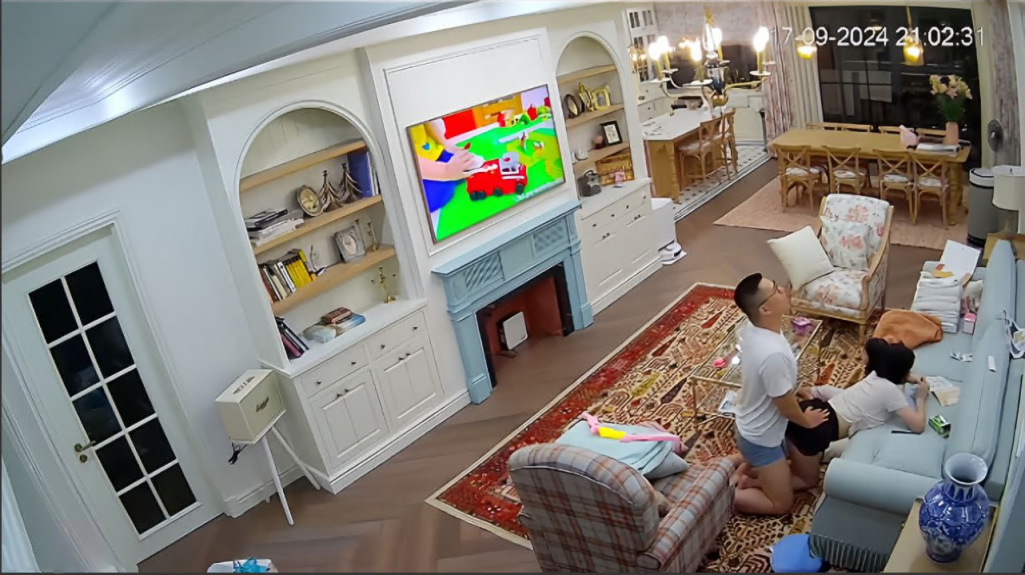 愉拍反差少妇与老公的奇葩性生活，经常当着核子的面在愉愉做爱，餐桌旁不脱裤子，鸡巴从裤子的缝隙中掏出就