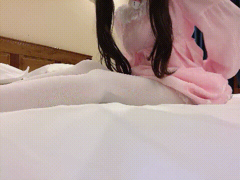 ❤️可爱福利姬❤️白里透红的身姿，娇羞可爱的表情，粉嫩紧闭的小穴是如此的耀眼夺目 致敬全网可爱女宝贝