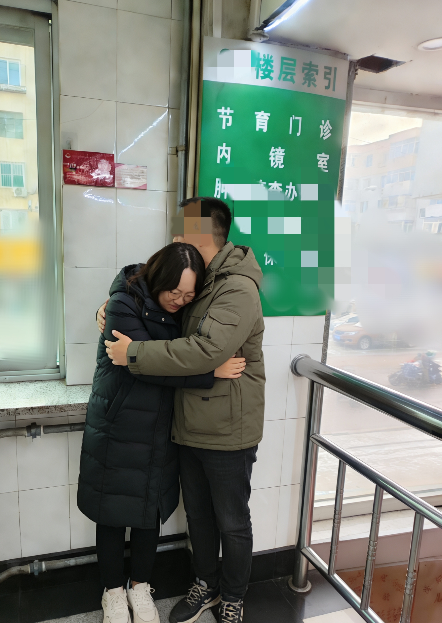 酷爱被无套的少妇玩多人，却意外有了野种