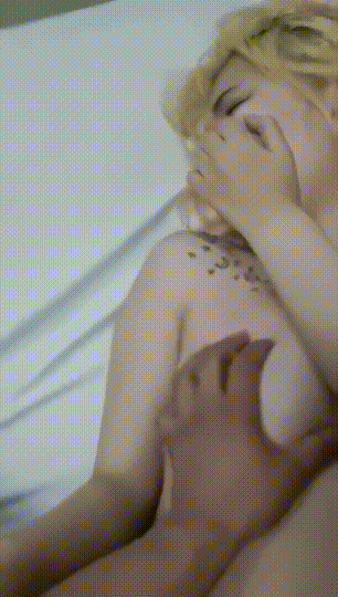 最新快手泄密！大奶精神小妹【就叫小艺】脸穴同框性爱XO掰穴自慰喷水