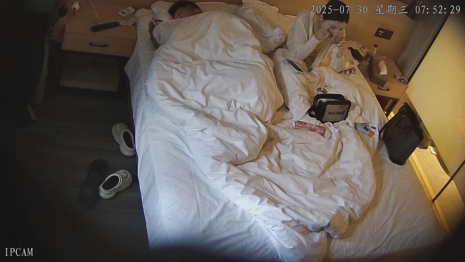 酒店私享台愉拍❤️运动裤小伙和爱化妆的网红脸模特女友开房过夜可惜没干多久