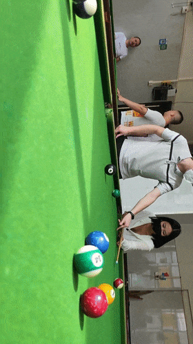 人气露出女神，超大胆【cikaimoon】全裸台球厅打球，引一群男人开心围观，兄弟们好想扑上去干她！