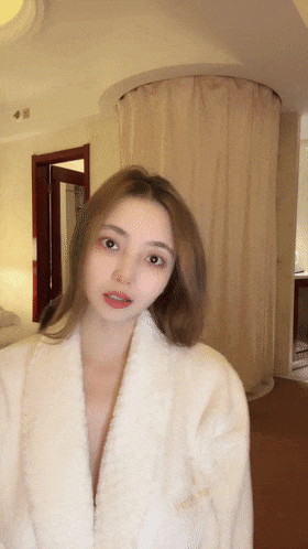 顶级名媛【糖糖喜欢吃糖】模特极品的外围，奶子质量相当高，又白又大又粉，太赞了。