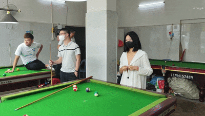 人气露出女神，超大胆【cikaimoon】全裸台球厅打球，引一群男人开心围观，兄弟们好想扑上去干她！