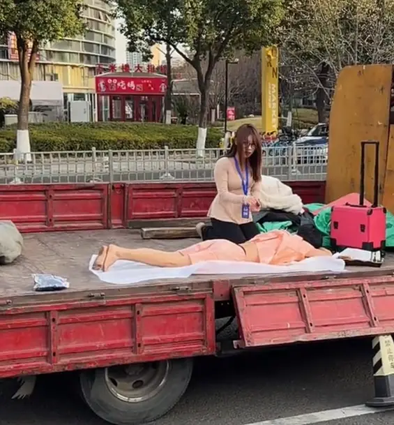 按摩小妹户外接单，跪式服务上演花样按摩，因身材太好备受关注