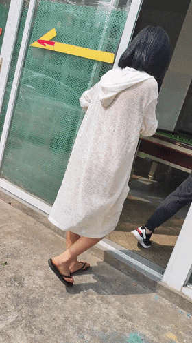 人气露出女神，超大胆【cikaimoon】全裸台球厅打球，引一群男人开心围观，兄弟们好想扑上去干她！