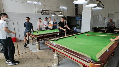 人气露出女神，超大胆【cikaimoon】全裸台球厅打球，引一群男人开心围观，兄弟们好想扑上去干她！