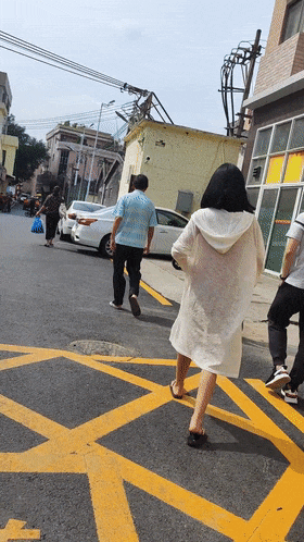 人气露出女神，超大胆【cikaimoon】全裸台球厅打球，引一群男人开心围观，兄弟们好想扑上去干她！