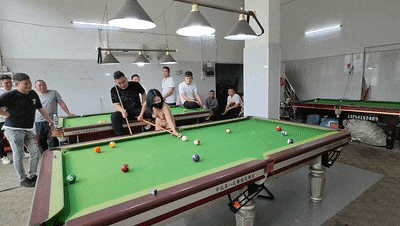 人气露出女神，超大胆【cikaimoon】全裸台球厅打球，引一群男人开心围观，兄弟们好想扑上去干她！