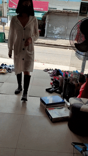 人气露出女神，超大胆【cikaimoon】全裸台球厅打球，引一群男人开心围观，兄弟们好想扑上去干她！