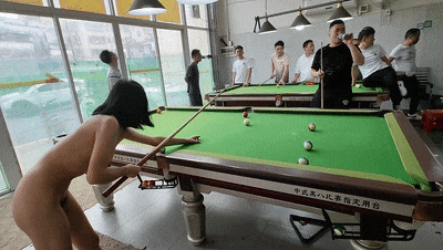 人气露出女神，超大胆【cikaimoon】全裸台球厅打球，引一群男人开心围观，兄弟们好想扑上去干她！