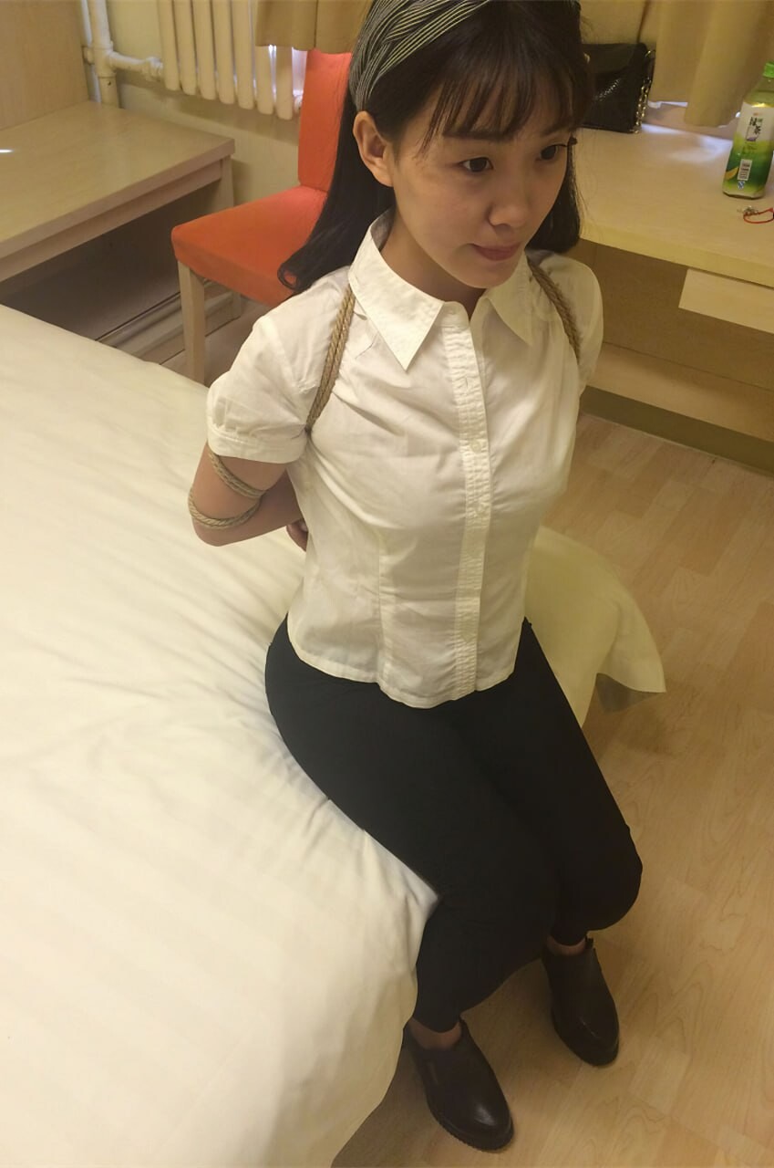 北漂艺校英子本乖乖等着拍照被绑起来挨操名场面