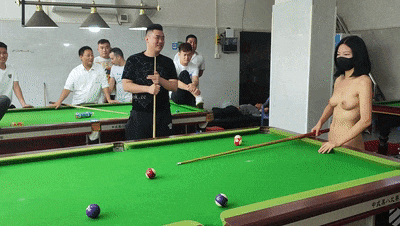 人气露出女神，超大胆【cikaimoon】全裸台球厅打球，引一群男人开心围观，兄弟们好想扑上去干她！