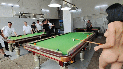 人气露出女神，超大胆【cikaimoon】全裸台球厅打球，引一群男人开心围观，兄弟们好想扑上去干她！
