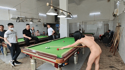 人气露出女神，超大胆【cikaimoon】全裸台球厅打球，引一群男人开心围观，兄弟们好想扑上去干她！