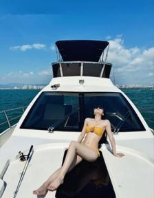 抖音女网红❤️刘紫怡❤️三亚酒店淫乱狂欢 黑丝细腰勾魂浪叫扣人心弦 嫩穴被猛操高潮连连欲罢不能！