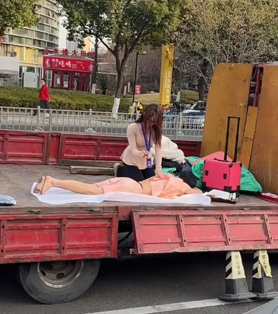 按摩小妹户外接单，跪式服务上演花样按摩，因身材太好备受关注