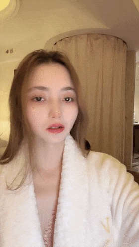 顶级名媛【糖糖喜欢吃糖】模特极品的外围，奶子质量相当高，又白又大又粉，太赞了。