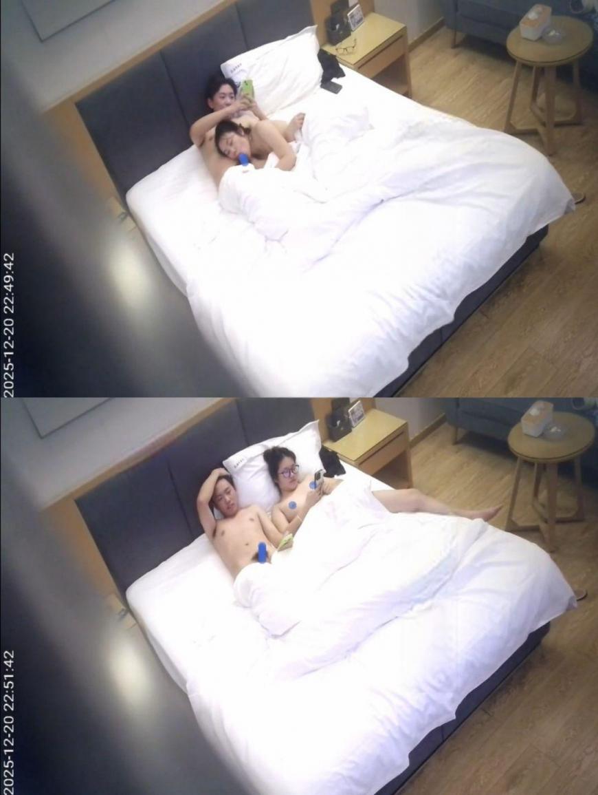 天眼酒店愉拍❤️白色内裤的眼镜反差婊被男友扣逼后爆操 骑射腰上