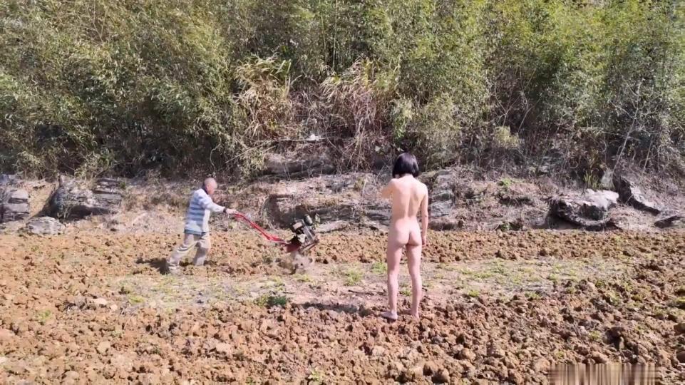 天花板露出狂人【cikaimoon】新作，全裸下乡勾引老农，老头目不转睛还揩个油