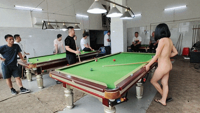 人气露出女神，超大胆【cikaimoon】全裸台球厅打球，引一群男人开心围观，兄弟们好想扑上去干她！