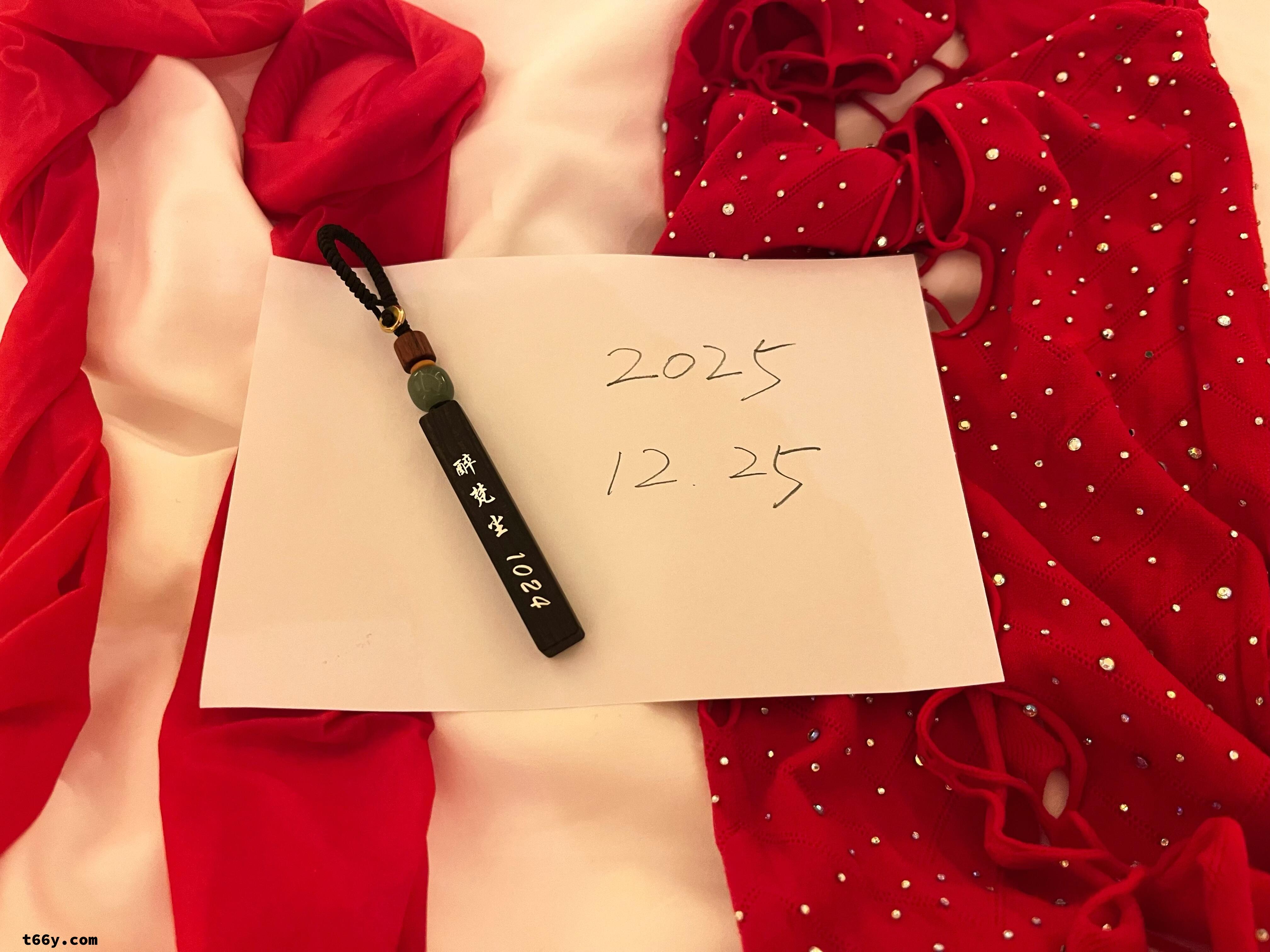 圣诞良宵灯影柔，与君共赏美人妻