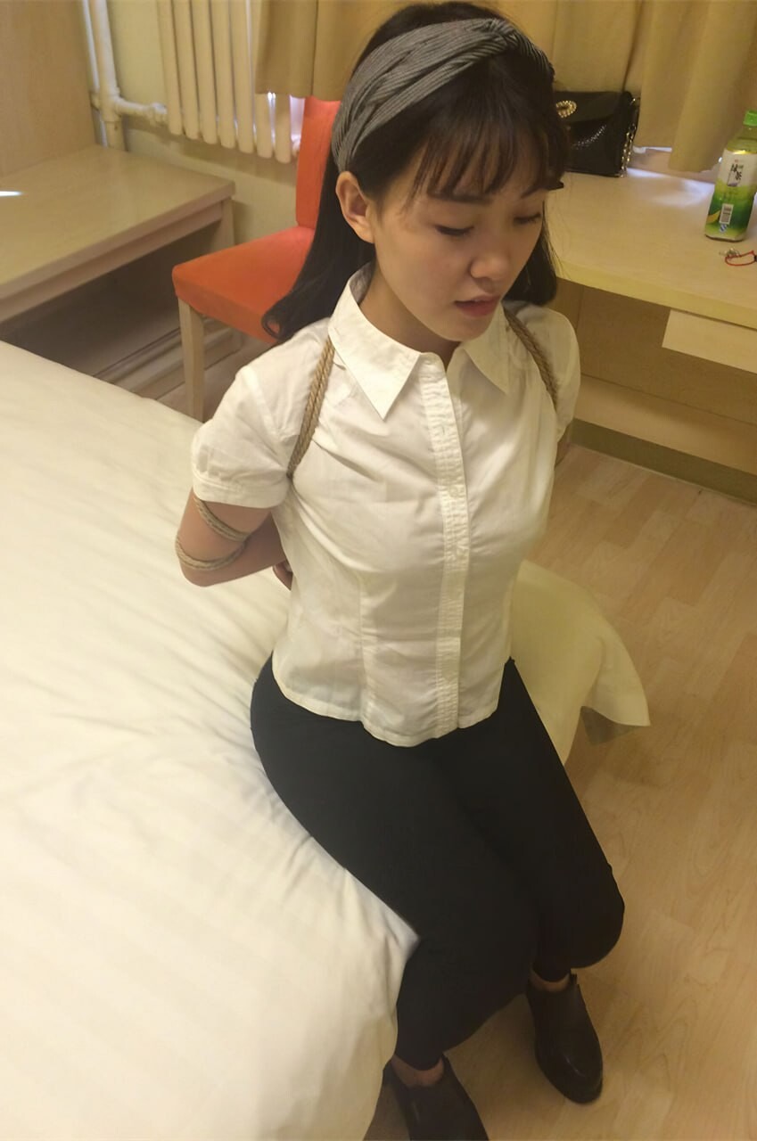 北漂艺校英子本乖乖等着拍照被绑起来挨操名场面