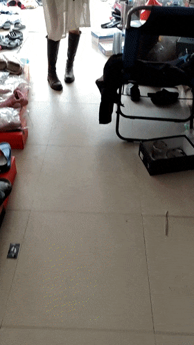 人气露出女神，超大胆【cikaimoon】全裸台球厅打球，引一群男人开心围观，兄弟们好想扑上去干她！