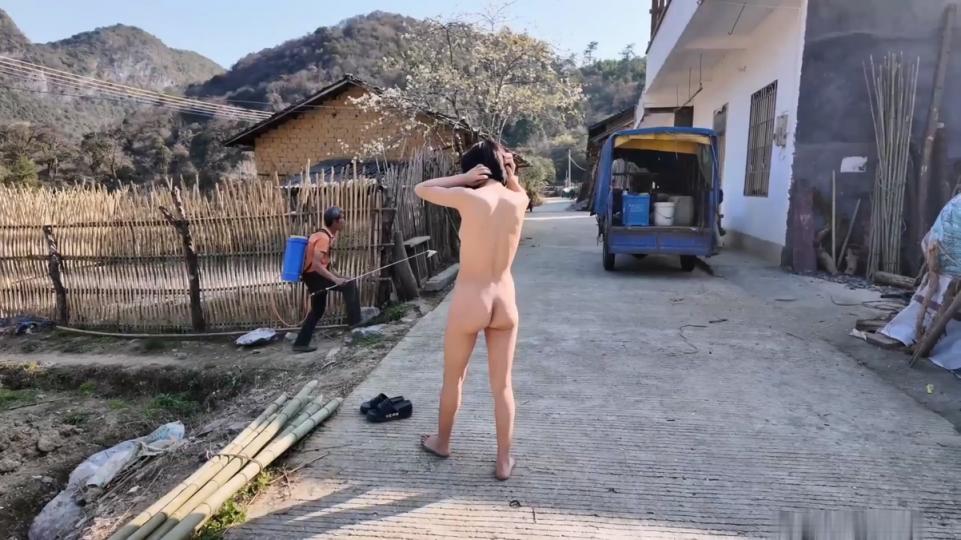 天花板露出狂人【cikaimoon】新作，全裸下乡勾引老农，老头目不转睛还揩个油