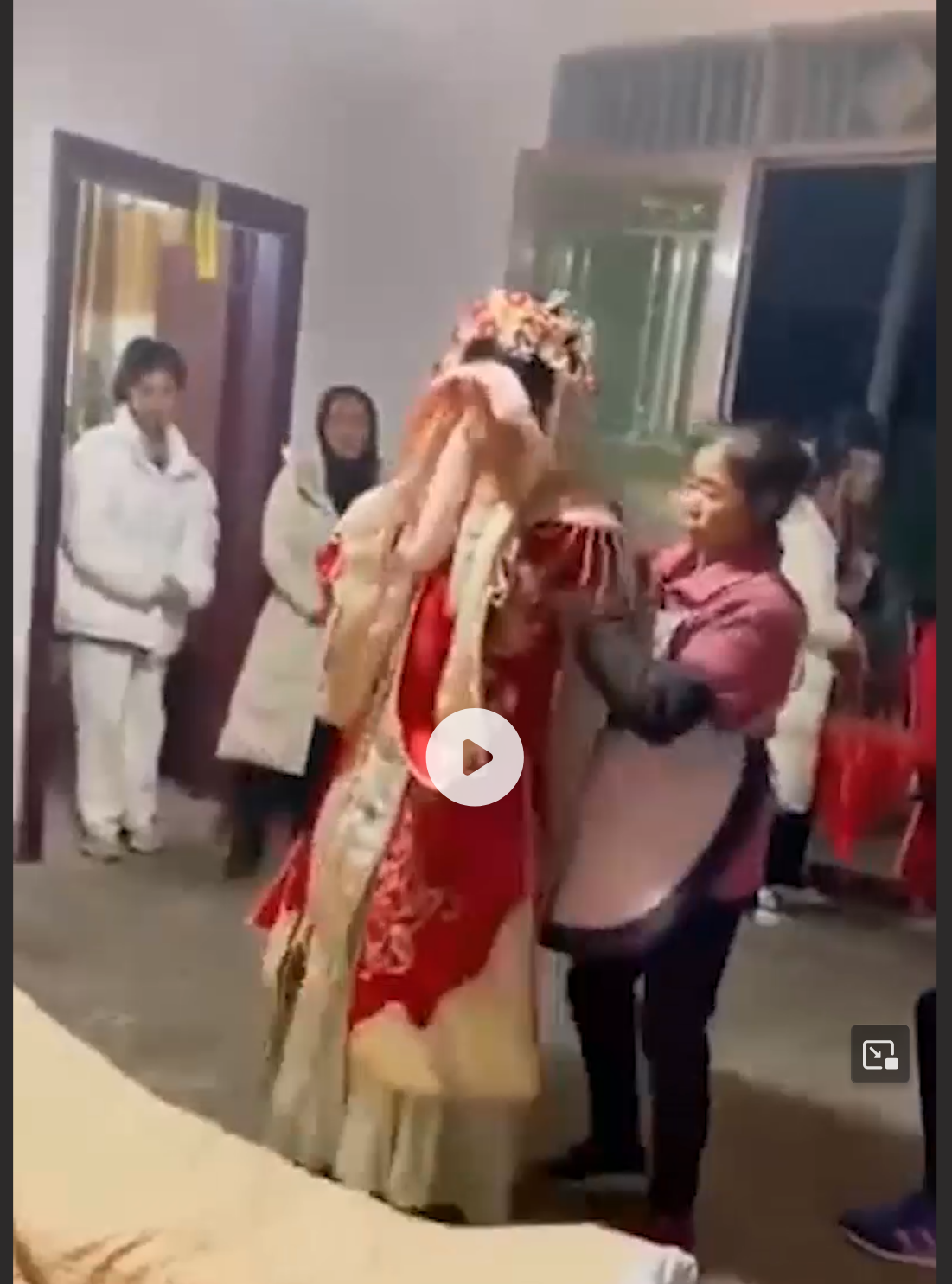 中式恐怖之大型冥婚现场 山西运城某乡村 活生生的新娘子跪拜死人老公 还要洞房