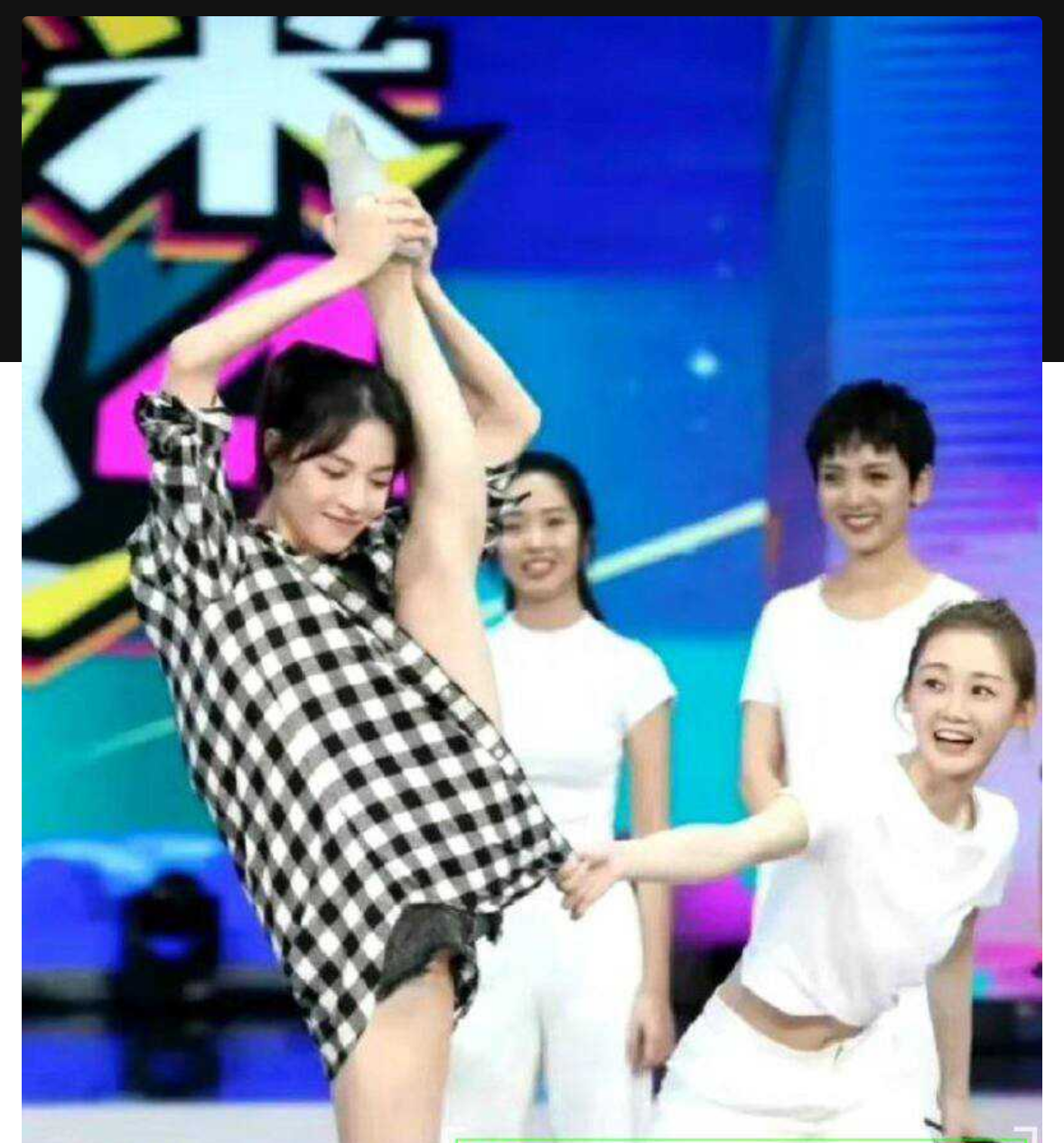 内娱女演员钟楚曦金鸡奖后台化妆冲上热搜 随之黑料被扒 与冯小刚同游澳门 且私生活混乱出轨