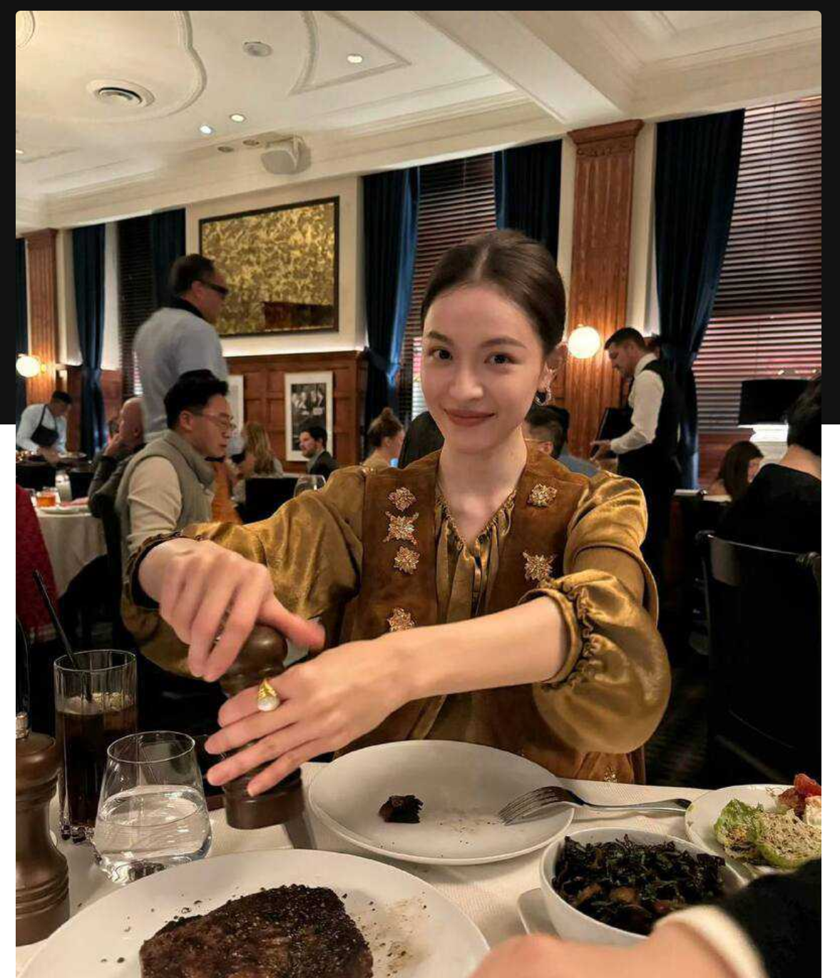 内娱女演员钟楚曦金鸡奖后台化妆冲上热搜 随之黑料被扒 与冯小刚同游澳门 且私生活混乱出轨