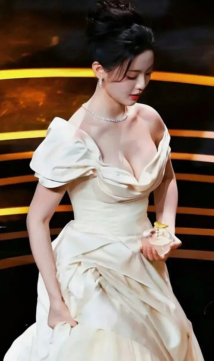 杨超越，好奶好白好嫩，真的超有料！