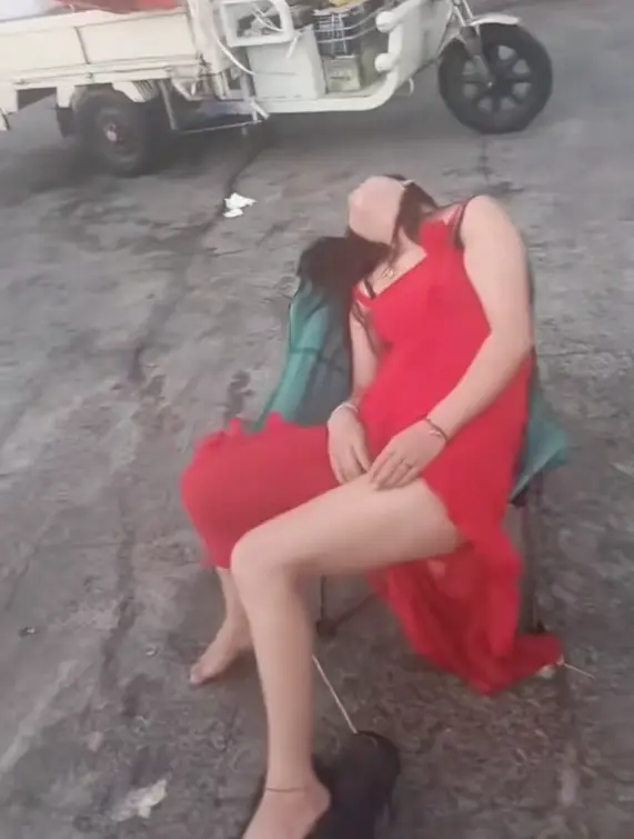 高颜值美女宿醉街头,疑似酒后被丢弃引热议:如此身材怎敢这么大胆?