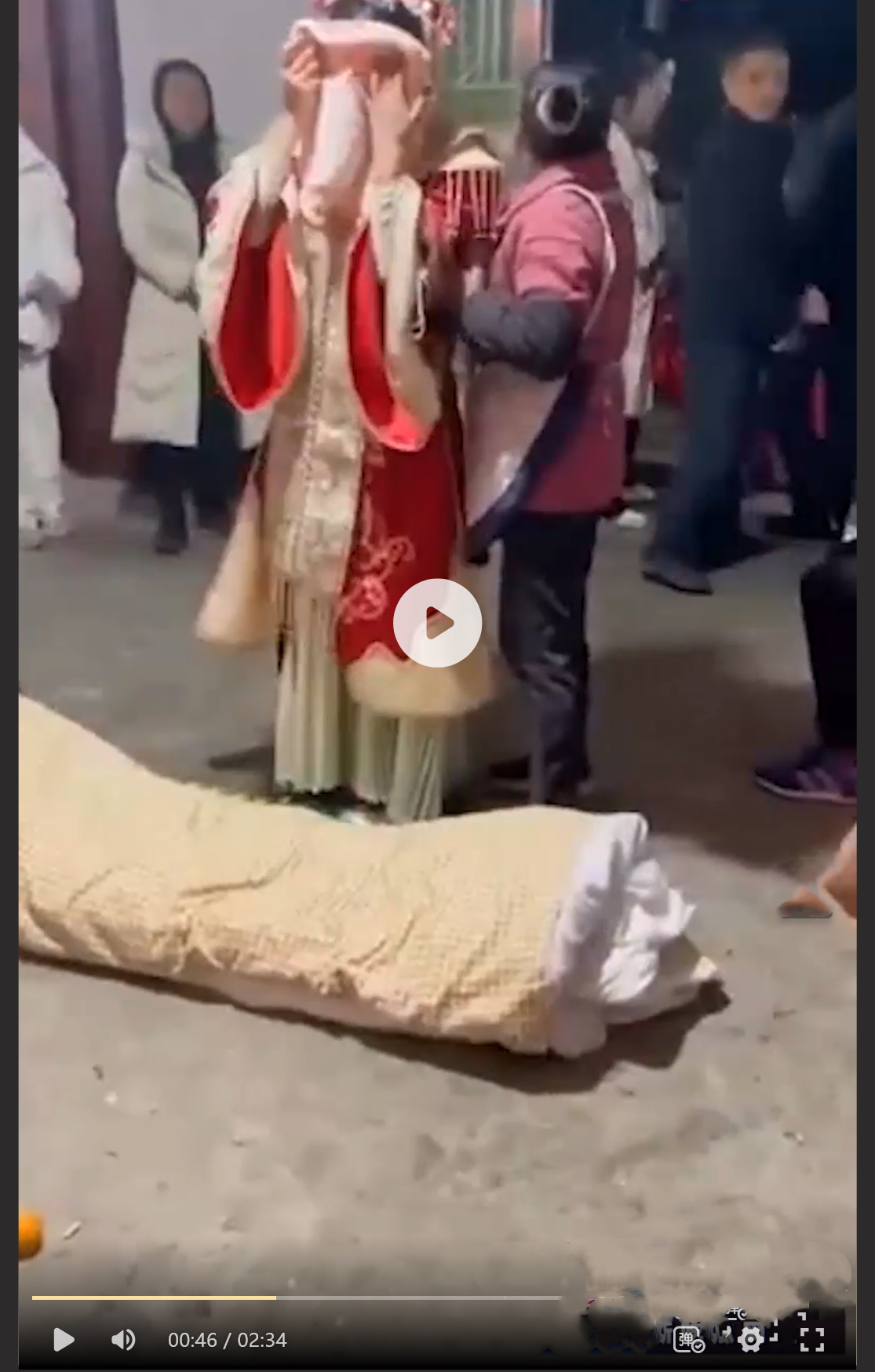 中式恐怖之大型冥婚现场 山西运城某乡村 活生生的新娘子跪拜死人老公 还要洞房