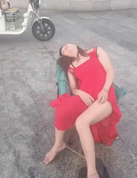 高颜值美女宿醉街头,疑似酒后被丢弃引热议:如此身材怎敢这么大胆?