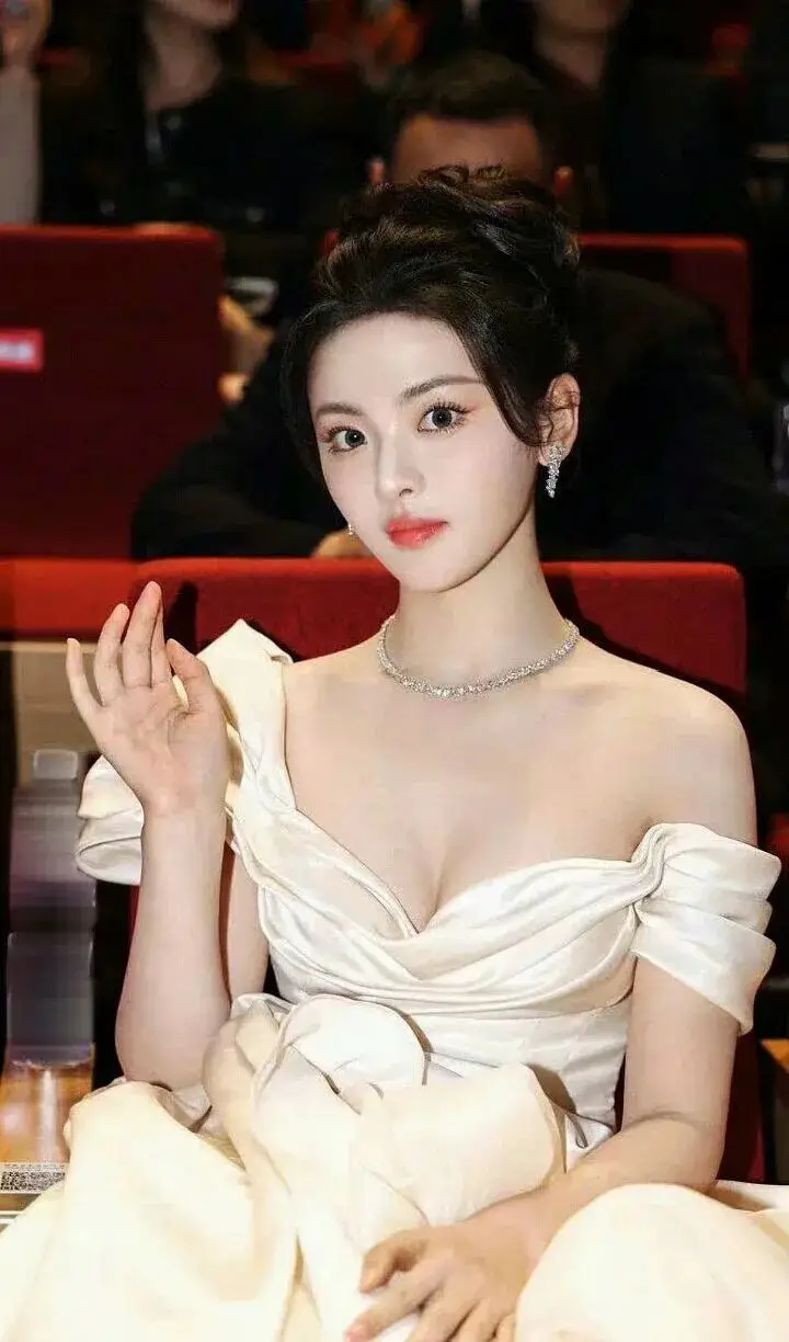 杨超越，好奶好白好嫩，真的超有料！