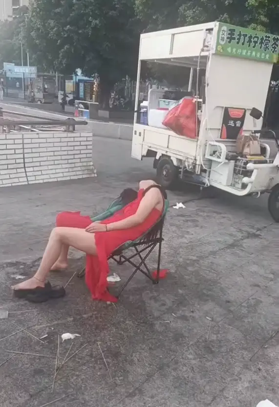 高颜值美女宿醉街头,疑似酒后被丢弃引热议:如此身材怎敢这么大胆?