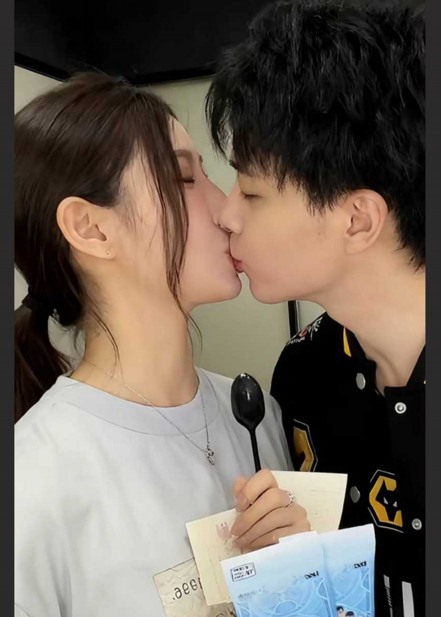 百万粉网易第五人格女主持 潇潇 恋爱期出轨电竞冠军487 脚踏两船逛街酒店性爱视频流出