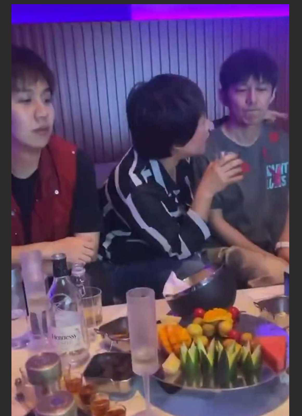 何炅KTV酒局视频曝光 被富婆搂肩膀 紧张到抠手指 女方身份被扒地位显赫 与一位女性互动时的微妙表现