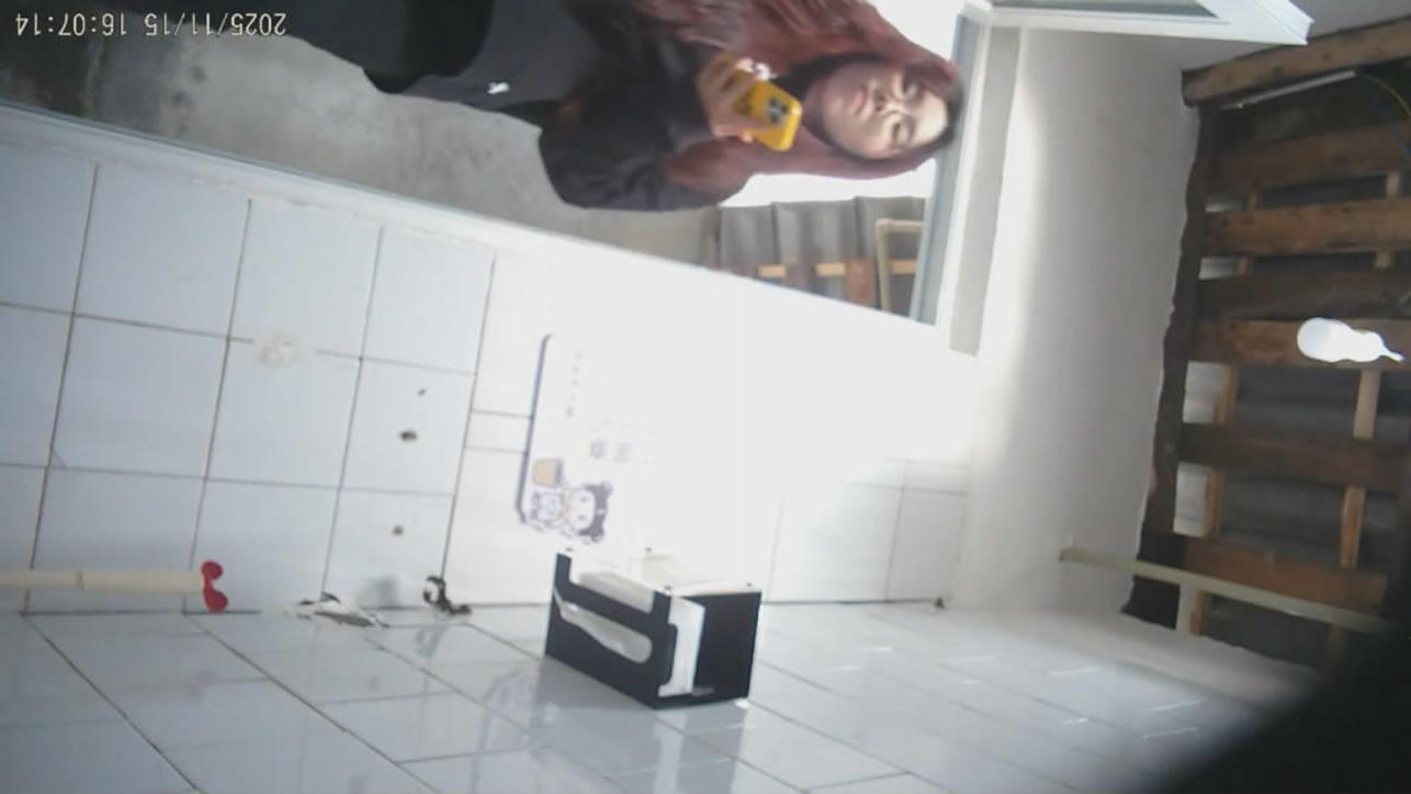 大神潜入国内三流野鸡大学简陋女则高清后拍两个气质美女大小便菊花清晰收缩阴道口沾满分泌物