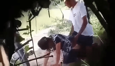 ❤️ 猎奇 ❤️池塘边榕树下大中午小情侣疯狂艹逼，狗爬式狂艹乱怼就是艹！