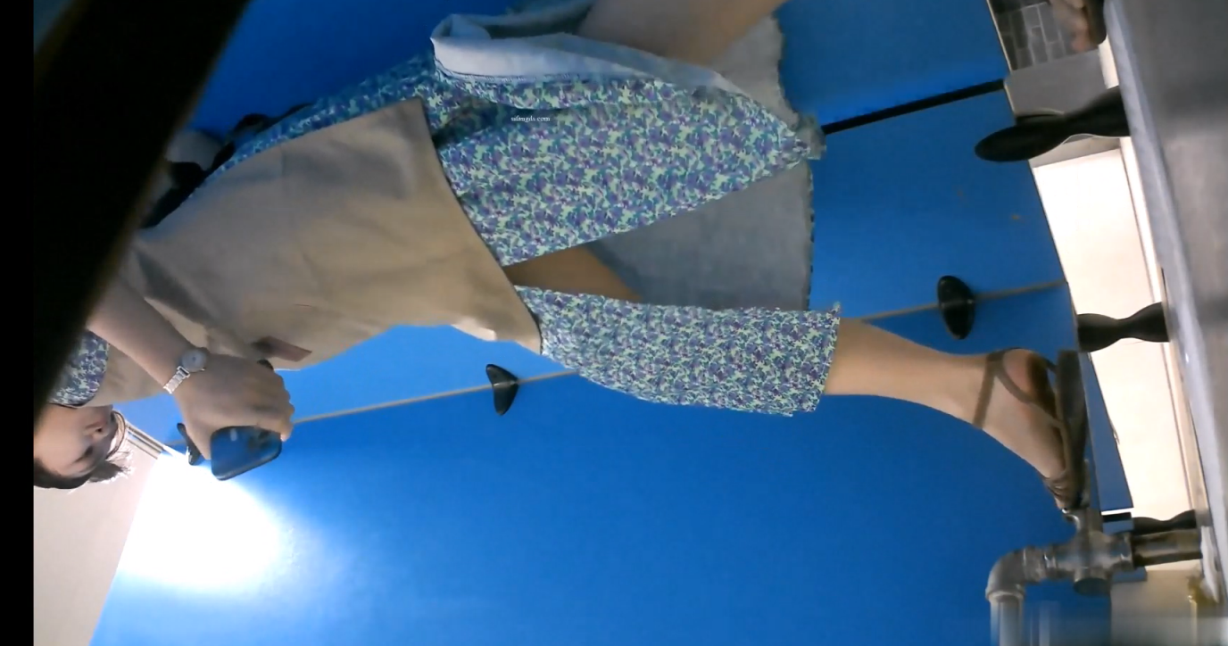 ✅新流出❤️则拍大神潜入艺校女则前后景TP JK裙学妹白带有点多