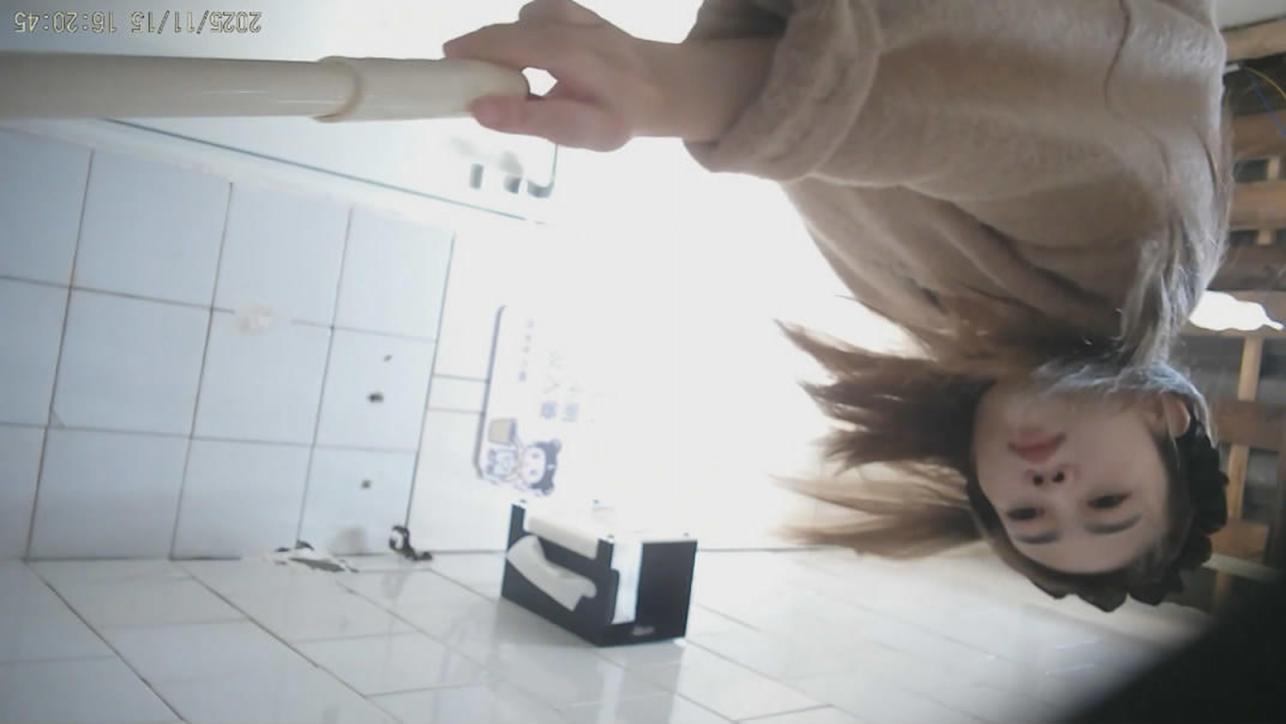 大神潜入国内三流野鸡大学简陋女则高清后拍两个气质美女大小便菊花清晰收缩阴道口沾满分泌物