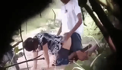 ❤️ 猎奇 ❤️池塘边榕树下大中午小情侣疯狂艹逼，狗爬式狂艹乱怼就是艹！