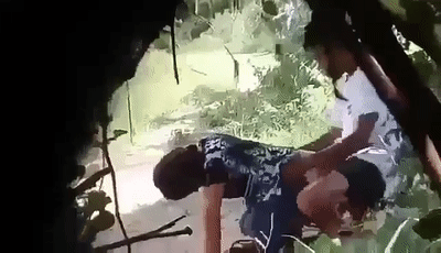 ❤️ 猎奇 ❤️池塘边榕树下大中午小情侣疯狂艹逼，狗爬式狂艹乱怼就是艹！